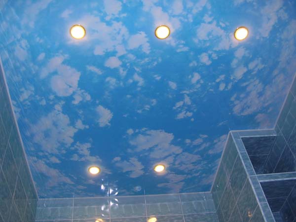 "небесный" натяжной потолок в ванной комнате