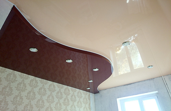 фигурный-натяжной-потолок-бежево-коричневый-&mdash;-Геленджик-CEILINGS-New.jpg