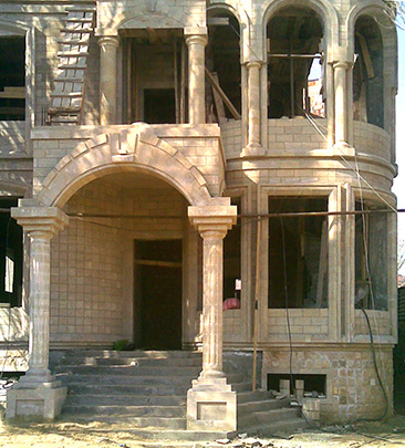 колонны во входной части фасаде дома &mdash; камень из Дагестана в Геленджике.jpg