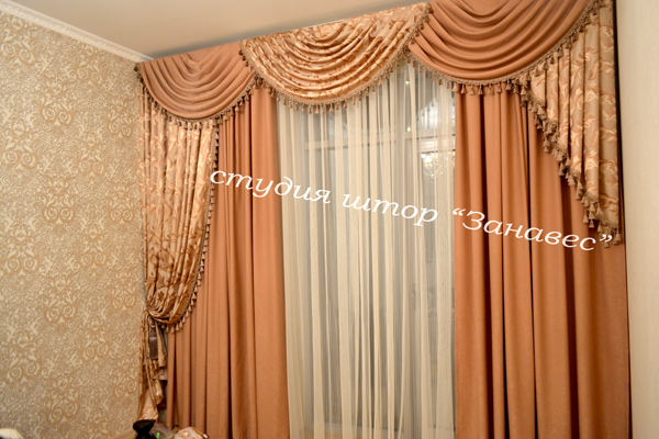 строгие кирпичные ткани - шторы с занавесками и ламбрекен с кистями от дизайнеров нашего салона