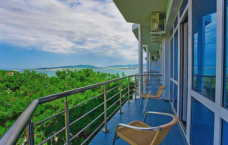вид с балкона на Геленджикскую бухту - отель Бригантина