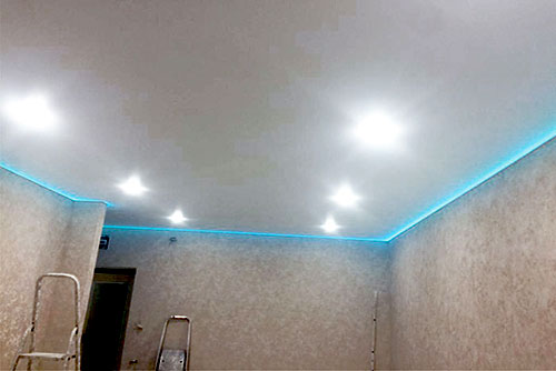 монтаж потолка в Геленджике с комбинированной светодиодной лентой и светильниками