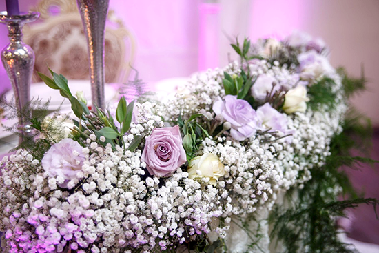 цветы-на-свадебном-столе---оформление-свадьб-в-Геленджике.png