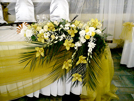 оформление цветами свадебного стола молодоженов &mdash; флористы в Геленджике.jpg