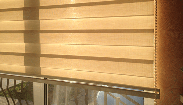 защита от солнечного света с помощью закрывающихся и открывающихся жалюзи в студии штор ЗАНАВЕС Геленджика