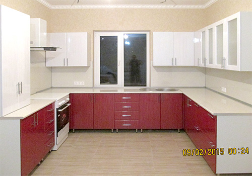 кухня 3-сторонняя красно-белая в Геленджике.jpg